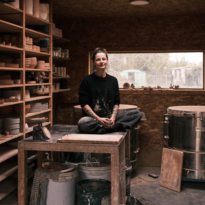 Sarah Delesie in haar atelier, foto door Josefien Tondeleir