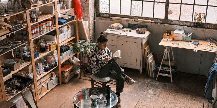 Denise Hermo in haar atelier, foto door Josefien Tondeleir