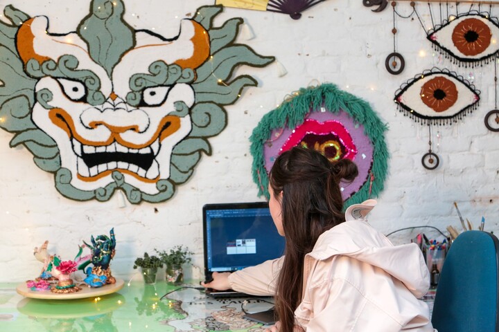 Echo’s van een verre thuis: Mirra Markhaeva laat de visuele taal van haar boerjaatse roots spreken