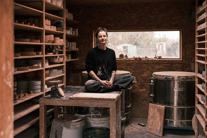 Sarah Delesie in haar atelier, foto door Josefien Tondeleir