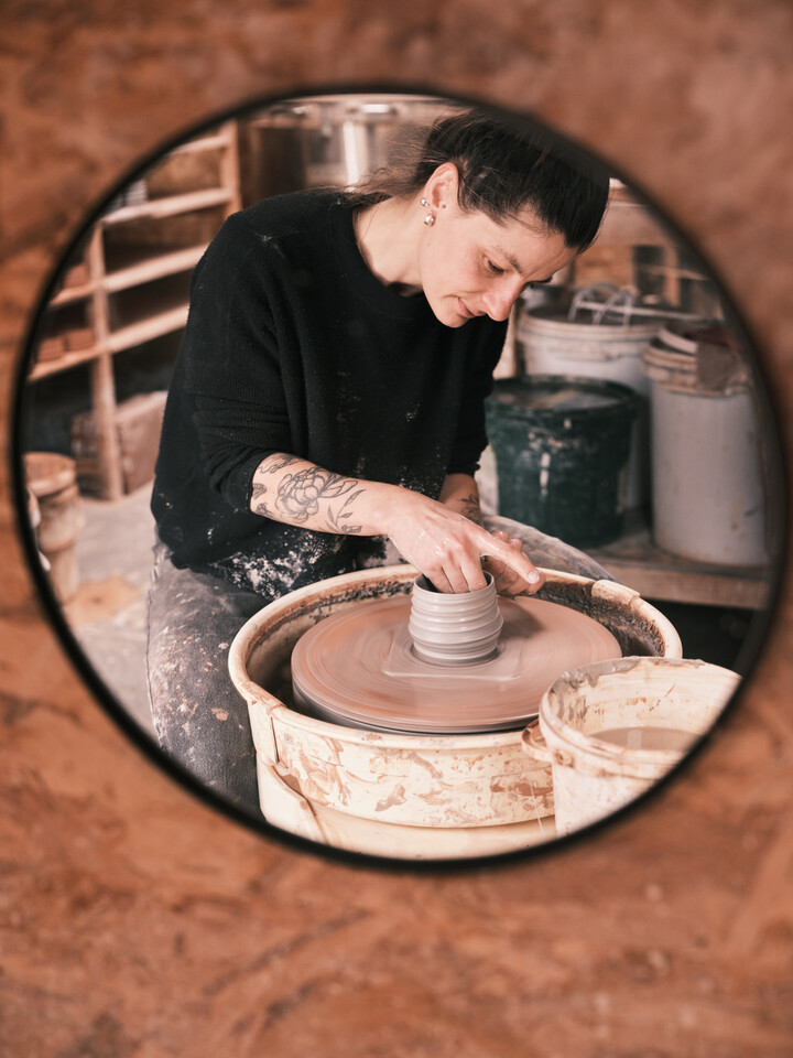 Sarah Delesie in haar atelier, foto door Josefien Tondeleir