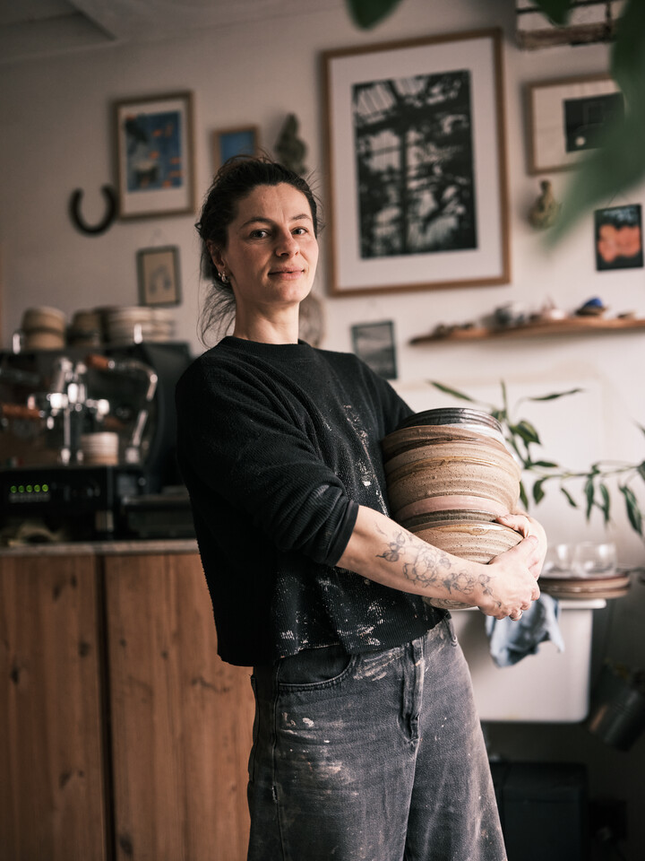 Sarah Delesie in haar atelier, foto door Josefien Tondeleir