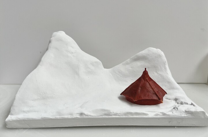 "IN A LANDSCAPE". THE RED TENT  miniatuur maquette