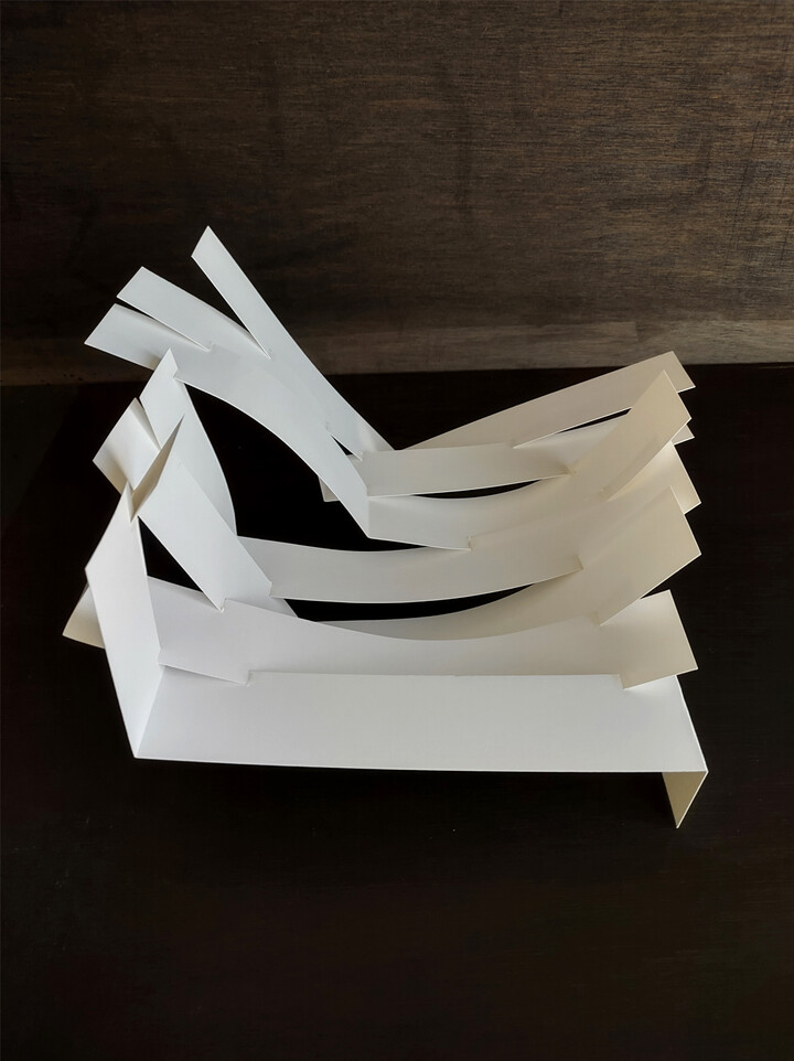 papier constructie met gebogen vormen /  tweede werk * karton zigzag constructie 
