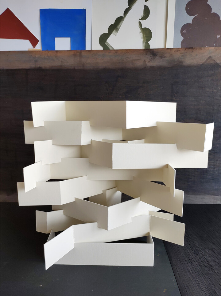 papier constructie met gebogen vormen /  tweede werk * karton zigzag constructie 